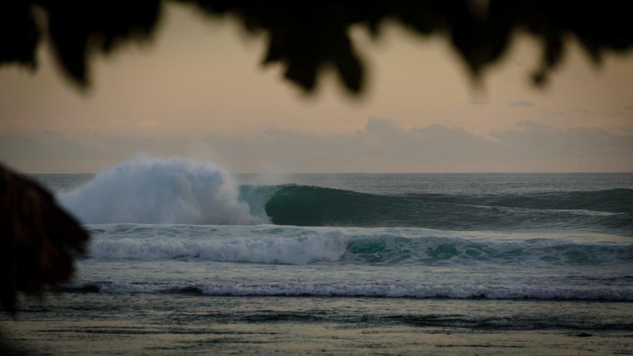 Batu Rundung Surf Resort Naibos Exterior foto
